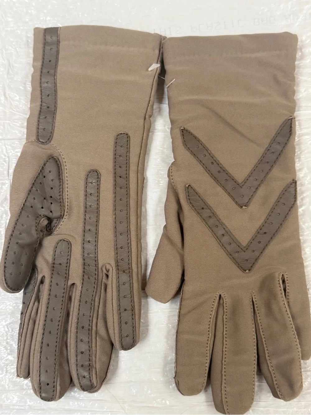 Isotoner Brown Women’s Gloves with V-Shaped Trim Sz M/L